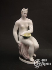 Скульптура "Купальщица с тазом"